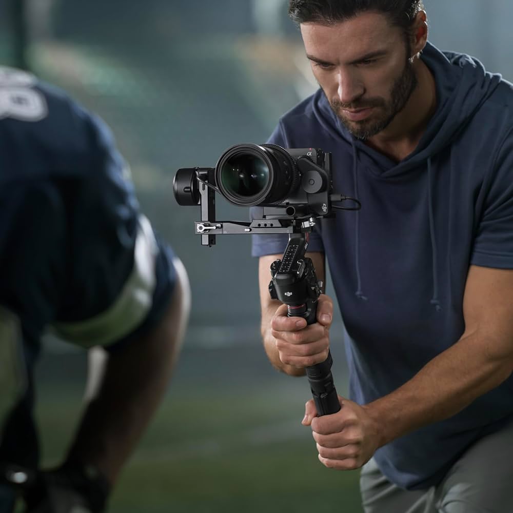 DJI RS 4, Stabilisateur de Nacelle à 3 Axes pour Caméras DSLR et sans Miroir Canon/Sony/Panasonic/Nikon/Fujifilm, Prise Verticale Native, Joystick à 2 Modes, Bras en Téflon + Moteur Focus Pro
