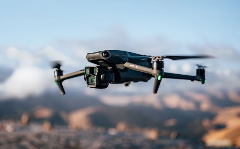 DJI Mavic 3 Pro avec DJI RC (radiocommande avec écran), Drone phare à trois caméra avec caméra Hasselblad CMOS 4/3, Temps de vol 43 min et Transmission vidéo HD 15 km