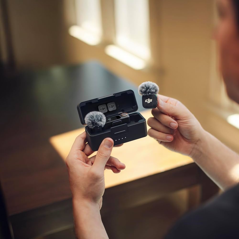 DJI Mic 3 (2 TX + 1 RX + Boîtier de Recharge), Microphone sans Fil pour iPhone/caméra/Android, ultraléger, contrôle de Gain adaptatif pour Un Volume équilibré, 28 h d’Utilisation, Vlog