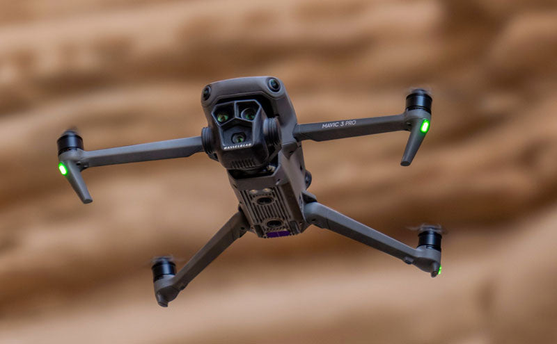 DJI Mavic 3 Pro avec DJI RC (radiocommande avec écran), Drone phare à trois caméra avec caméra Hasselblad CMOS 4/3, Temps de vol 43 min et Transmission vidéo HD 15 km